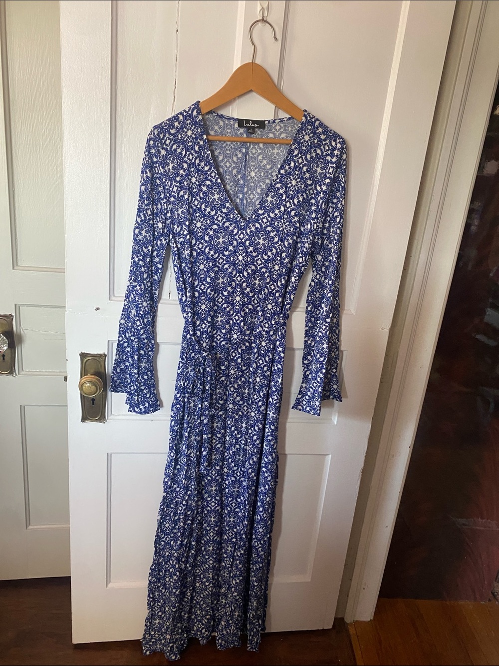 Lulu's Blue & White Floral V-Neck Long Sleeve Maxi Dress